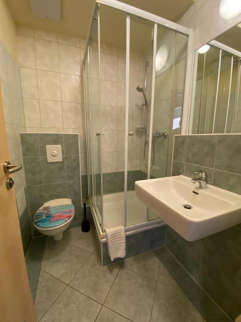 Apartments In Der Kopenhagener Strasse Росток Екстер'єр фото